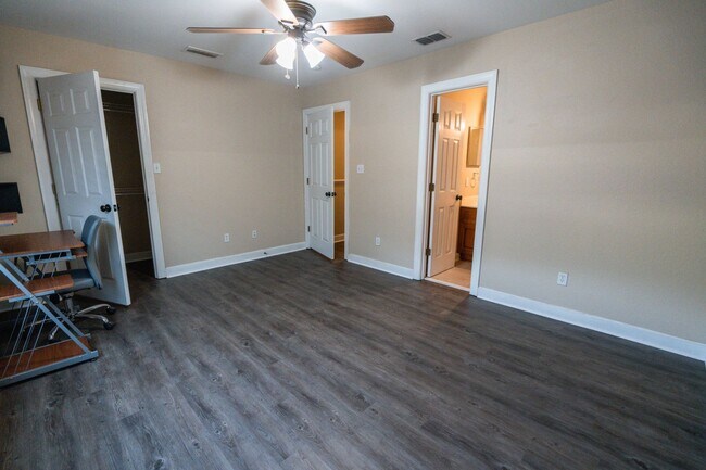 Building Photo - Super cute 3 Bedroom/3Bathroom Townhome in...