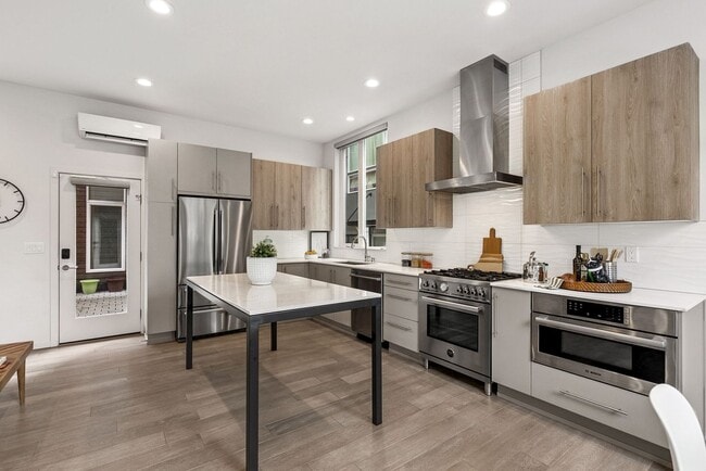 Building Photo - Judkin Parks Townhome