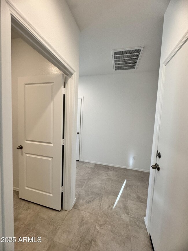 Building Photo - 1137 W Chimes Tower Dr