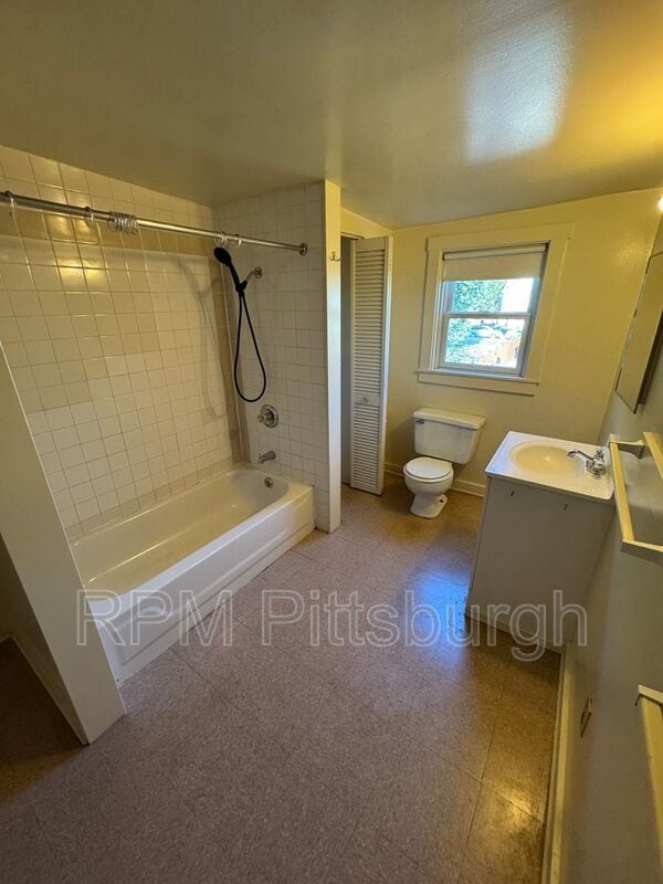 Building Photo - 120 Earl St