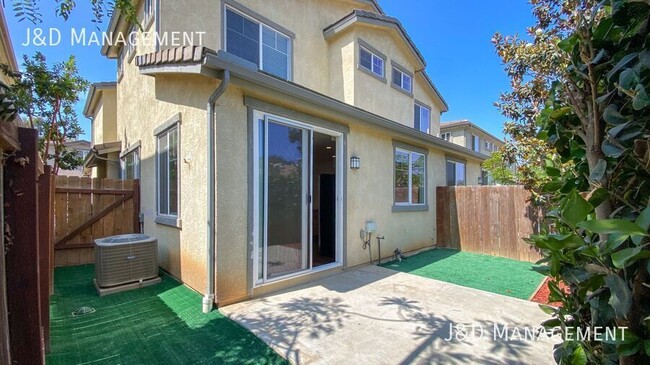 Building Photo - Luxurious Townhome w/2 Car Garage, Private...