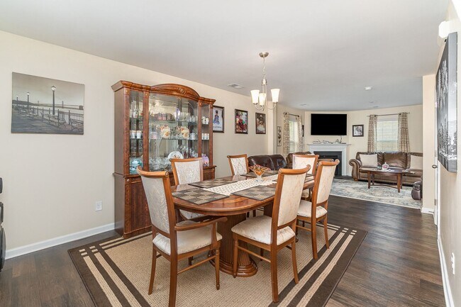 Building Photo - MOVE-IN READY!