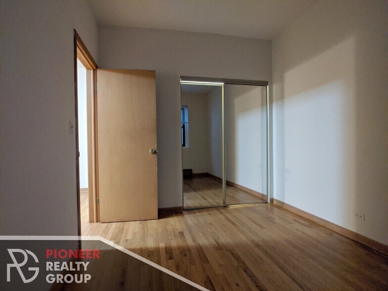 Building Photo - 634 W Barry Ave