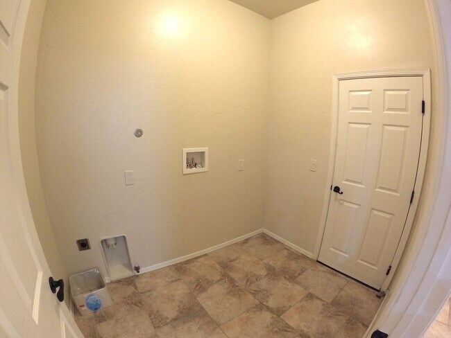 Building Photo - 4071 N Sommerset Ave