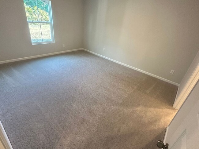 Building Photo - LOCATION, LOCATION, LOCATION! 10 Minutes f...