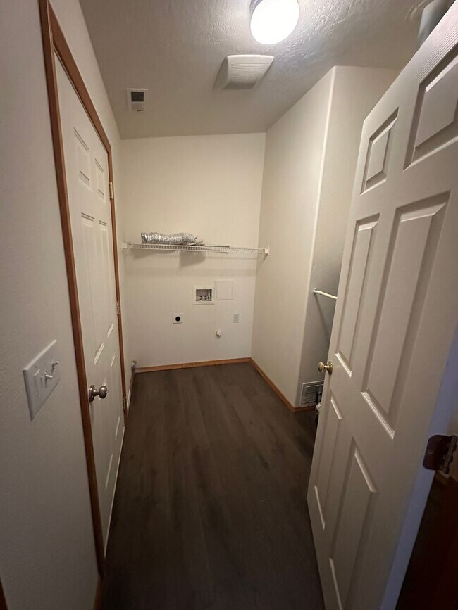 Building Photo - 7820 Three Rivers Dr