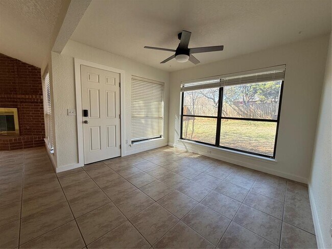 Building Photo - 2009 Dena Dr