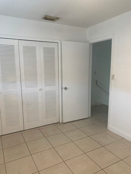 Building Photo - 2261 W 53rd St