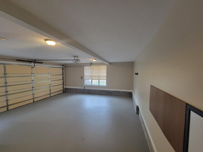 Building Photo - 627 Burgamy Pass