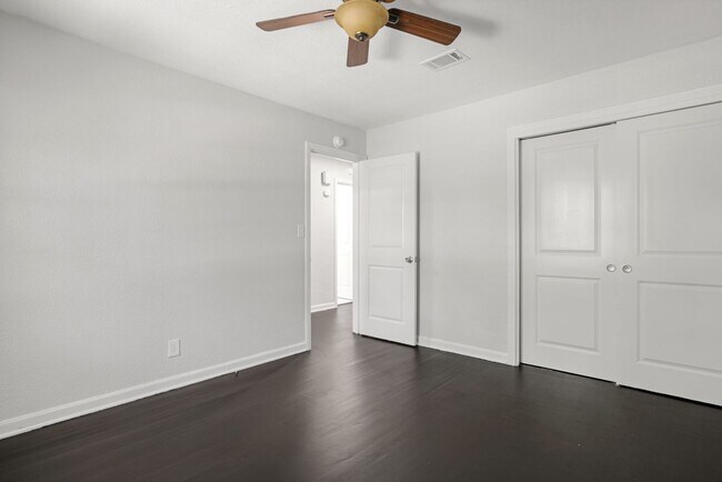 Building Photo - 207 Tonawanda Dr
