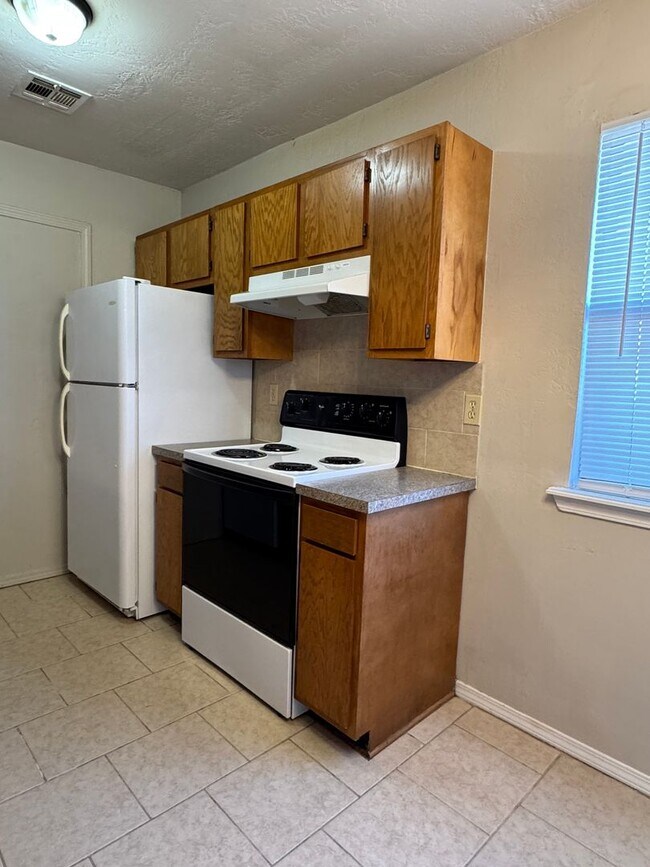 Building Photo - 2514 SW B Ave