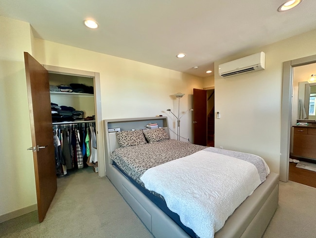 Building Photo - Capitol Hill/Cherry Hill Townhouse