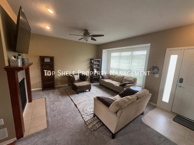 Building Photo - 332 NW Driftwood Dr