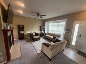 Building Photo - 332 NW Driftwood Dr