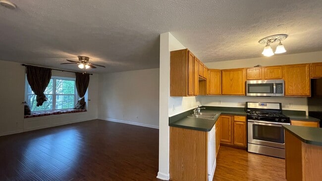 Building Photo - 4 Bed Townhome in South Stafford