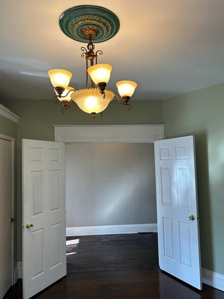 Building Photo - 503 W Allen St