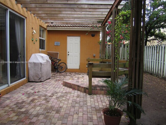 Building Photo - 731 SE 1st St