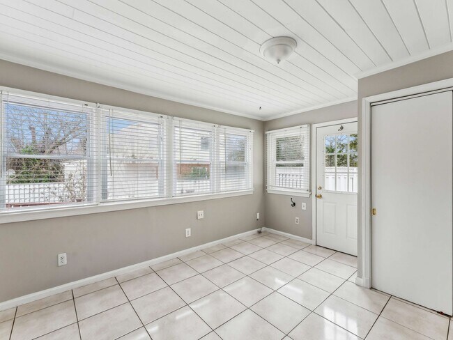 Building Photo - Easy one level living on a 1/3 acre corner lot!