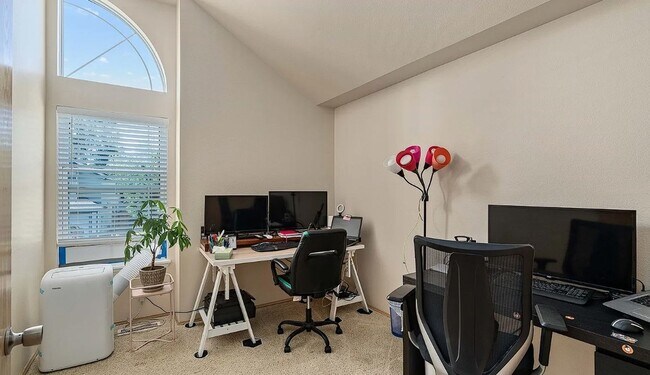 Building Photo - Updated Kent home with outstanding backyard