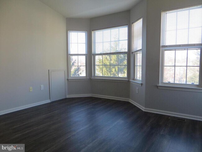 Building Photo - 3606 N Carriage Ct
