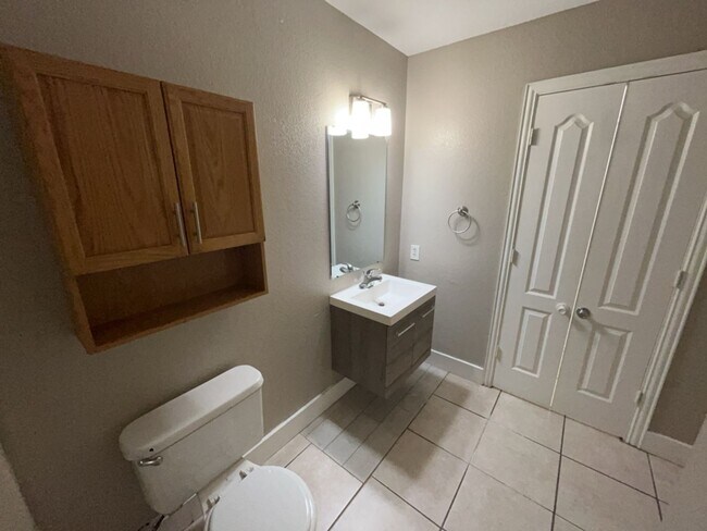 Building Photo - 709 Lisa Ln