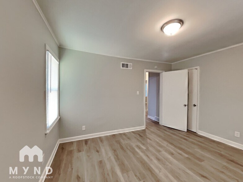 Building Photo - 1587 S Perkins Rd