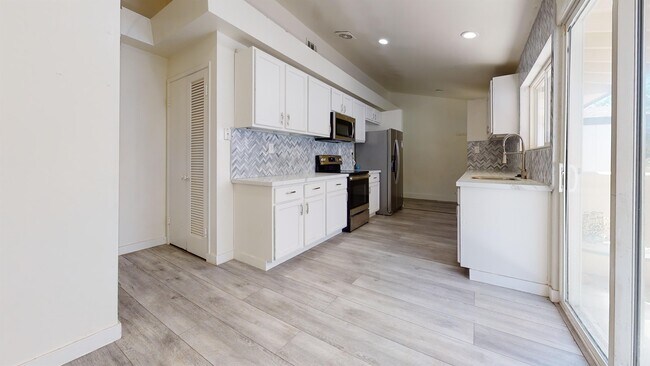 Building Photo - 5272 Manhasset Dr