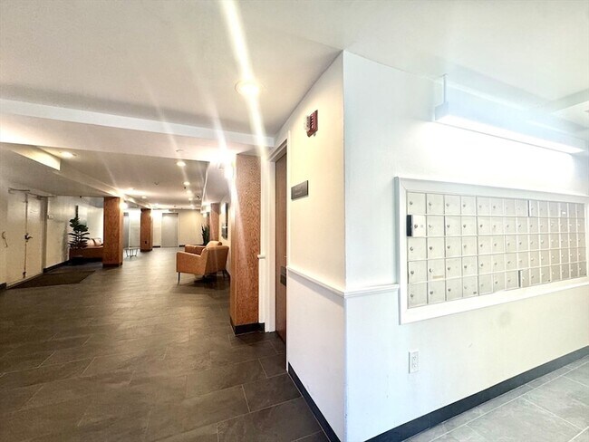 Building Photo - 147 Kelton St