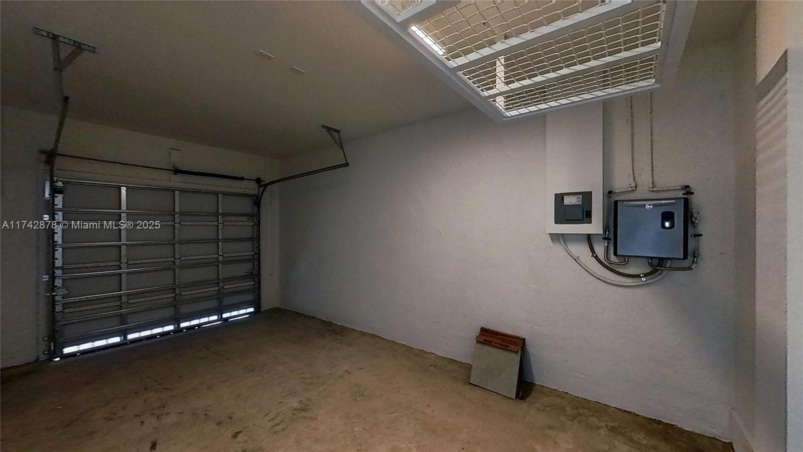 Building Photo - 631 SE 13th Street Cir