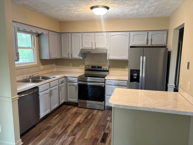 Building Photo - 3 bed/2 bath $2095