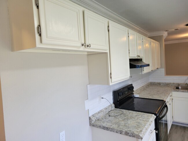 Building Photo - 810 Springvale Dr