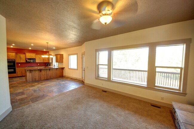 Building Photo - MOVE IN SPECIAL: FREE FIRST MONTH'S RENT!!...