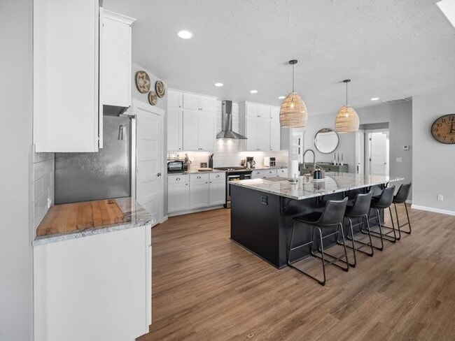 Building Photo - Fully Furnished Luxury 3-Bed, 2-Bath Home ...