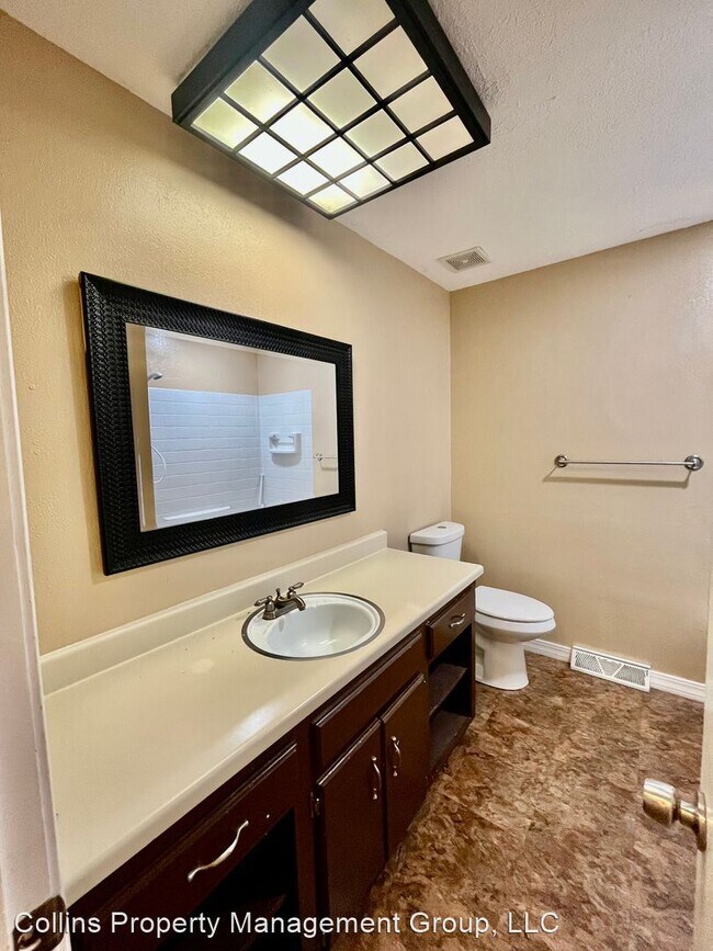 Building Photo - 4 br, 2.5 bath House - 3332 S Robberson