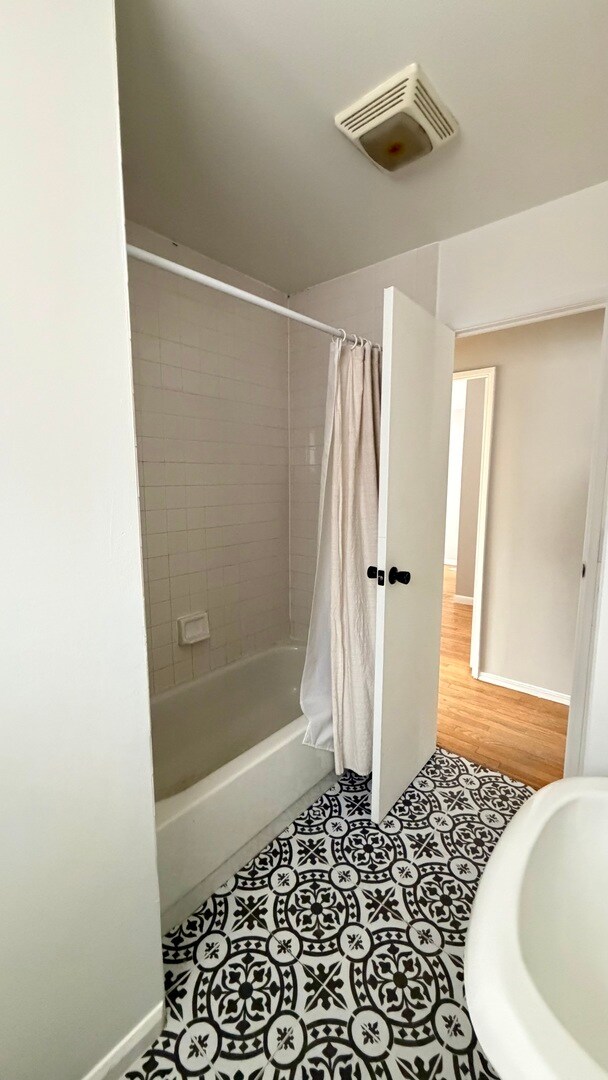 Building Photo - 927 Westshire Dr