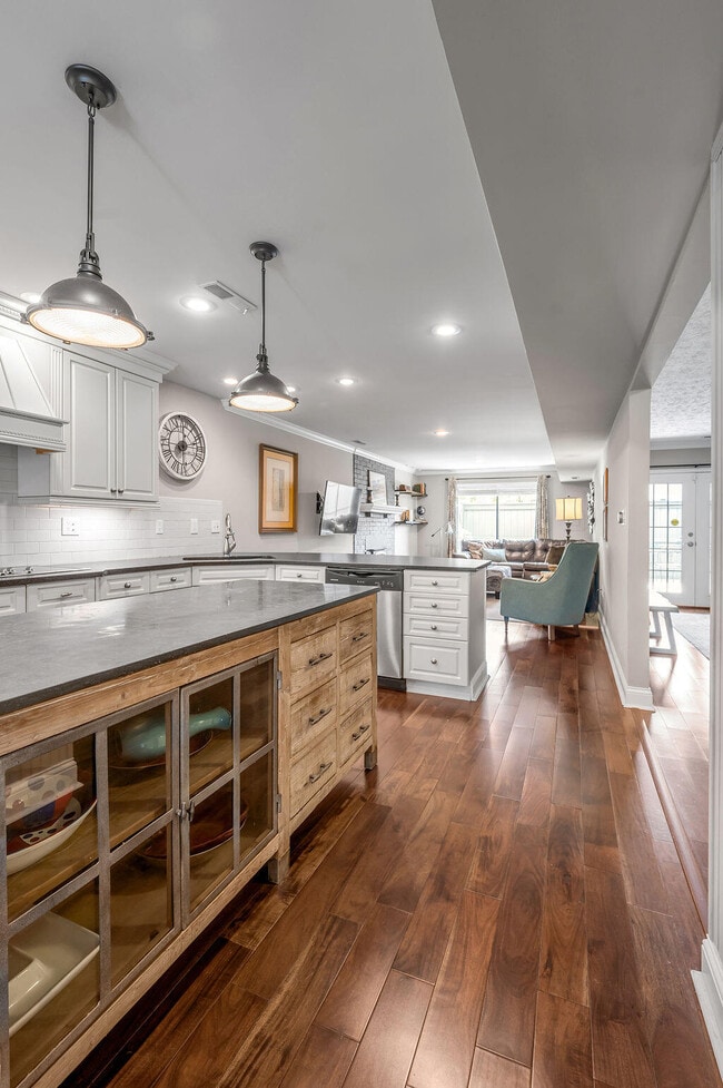 Building Photo - 500 Laketower Dr