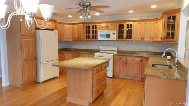 Building Photo - 10 S Nauraushaun Rd