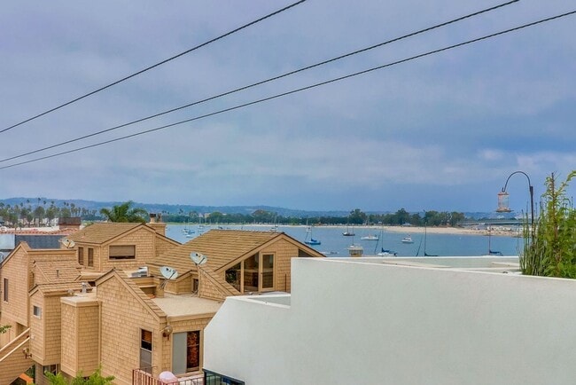 Building Photo - Private Rooftop Deck South Mission Beach