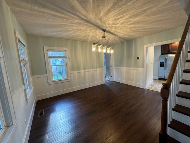 Building Photo - 129 Laurel Rd