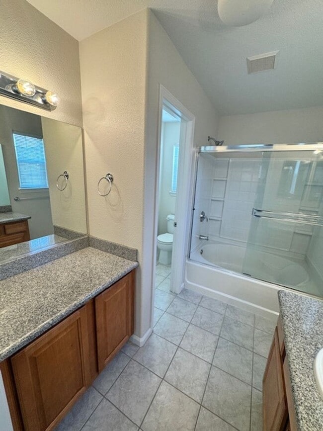 Building Photo - Shasta View Gardens Home - AVAILABLE for Move In