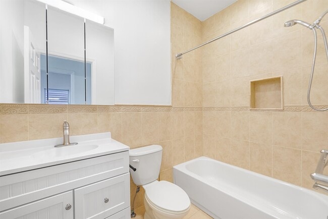 Building Photo - 62 Hutton St