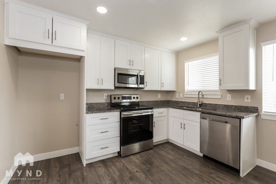 Building Photo - 4943 S Farah Dr