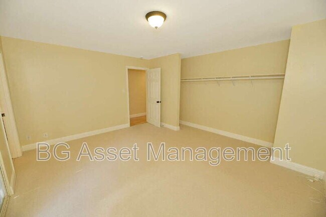 Building Photo - 3830 Twin Oaks Way
