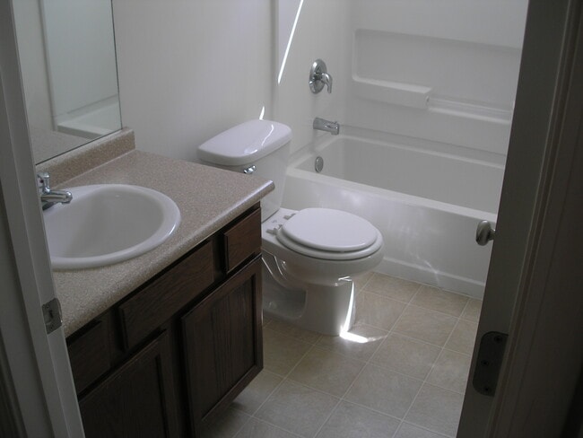 Building Photo - 112 Five Oaks Ct