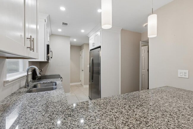 Building Photo - 4930 Farmstead Ct NE