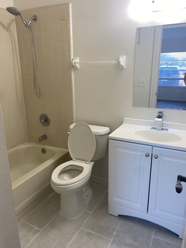 Building Photo - 401 C