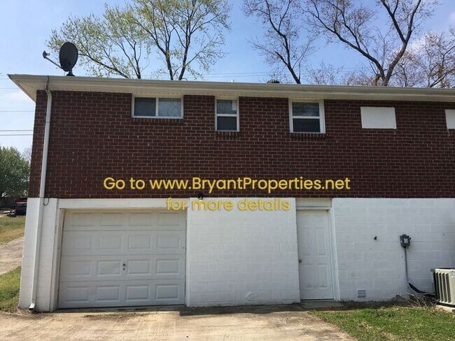 Building Photo - Hendersonville - 2 Bedroom Duplex Basement/Garage