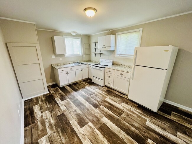 Building Photo - HALF OFF FIRST MONTH! 2 Bedroom 1 Bath inc...