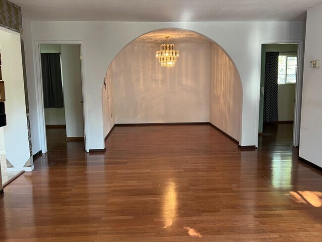 Building Photo - 1647 Lakehills Dr