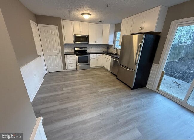 Building Photo - 30 Sycamore Dr